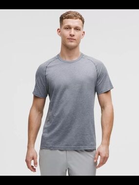 Lululemon Metal Vent Gray Short Sleeve Athletic Men's Medium Gym Crewneck